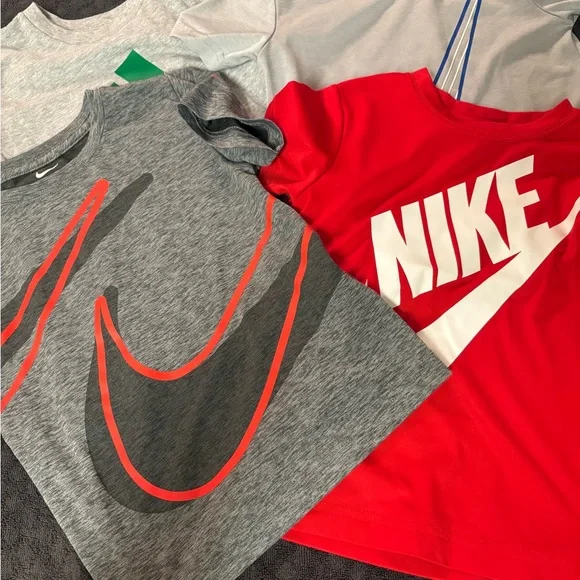 Bundle of 4 little boys size 4-5 short sleeve t-shirts. - Picture 1 of 16